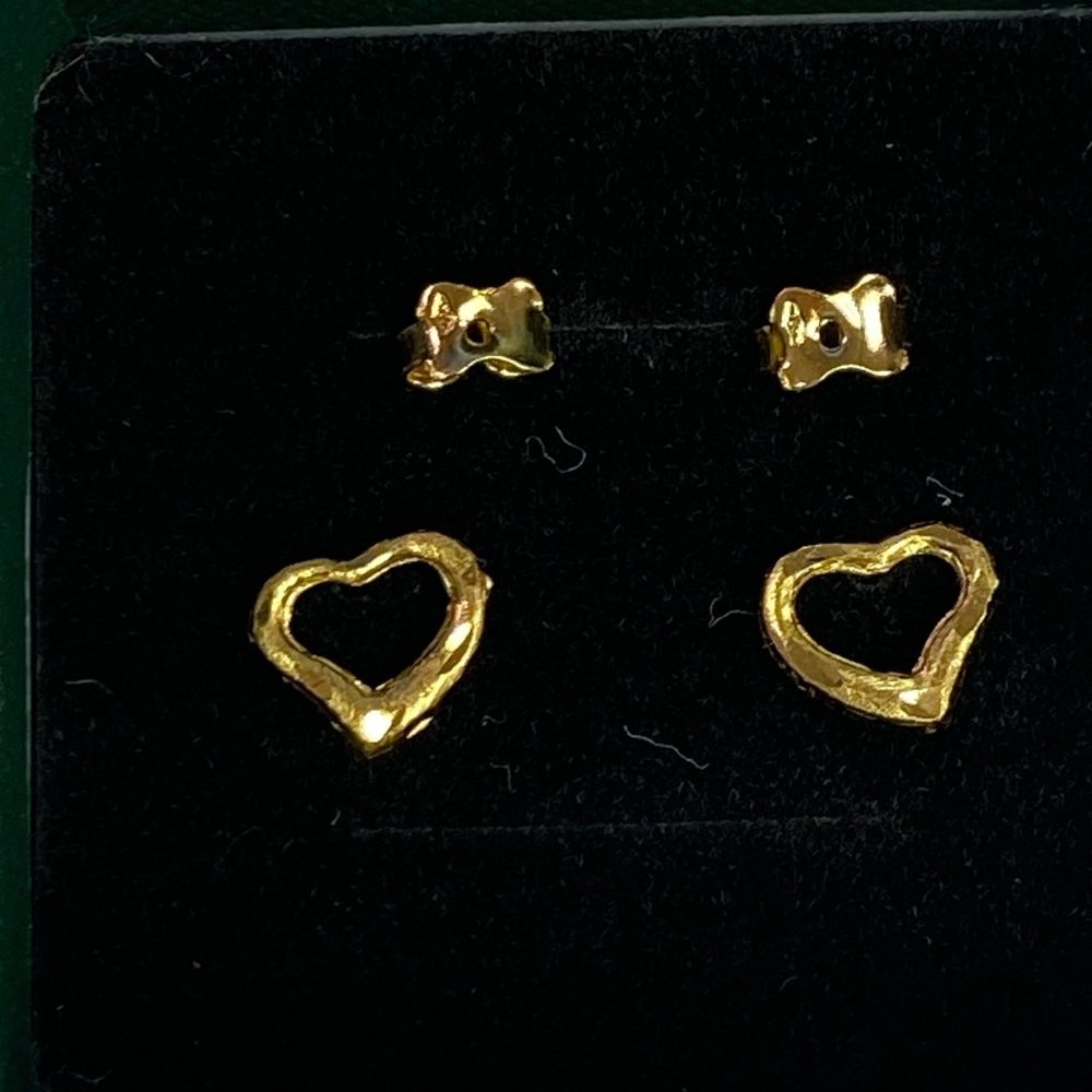 18kt solid lightweight yellow gold heart shaped stud earrings